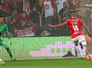 שהר יורה את הפנדל פנימה. שער כל כך יקר (דני מרון)