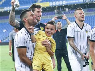 השחקנים הירושלמים כמובן עם חיוך ענק בסיום (דני מרון)