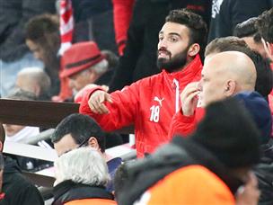 אוחנה צפה בחבריו מהיציע (דני מרון)