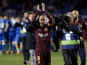 אינייסטה נפרד מהקהל של לה קורוניה. גם הם הודו לו (getty)