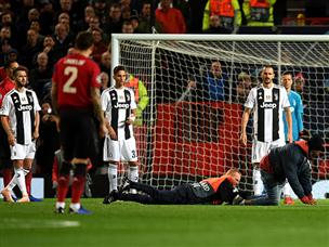 אפילו האוהד שפרץ לדשא לא הצליח לעצור את יובנטוס (GETTY, Michael Regan)