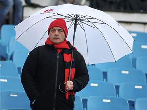 הגשם לא תרם ליכולת, אך גם לא הבריח את האוהדים (אלן שיבר)