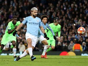 הפנדל שפתח את הבליץ. אגוארו (Getty Images)