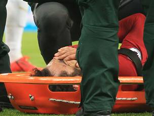 סלאח על האלונקה. זה לא נראה טוב (Getty)