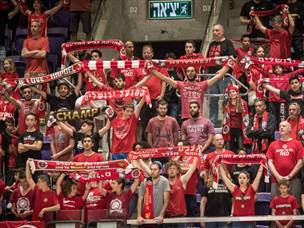 האוהדים האדומים חזרו הביתה מרוצים (צילום: עודד קרני)