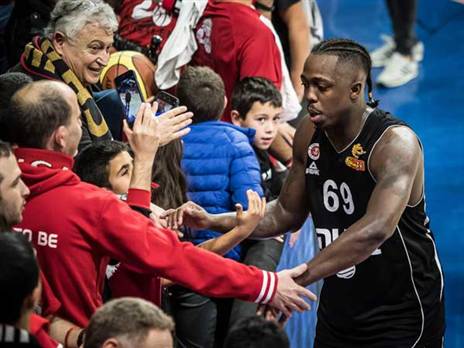 הנטישה שלו (ושל תומאס) הציבה את מכבי ת"א שוב בעמדת פייבוריטית ברורה. בראון (אלן שיבר)