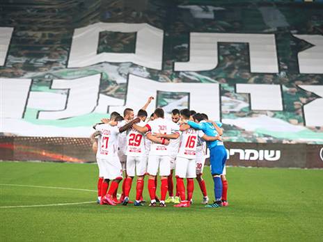 "לא נעים לשחק בלי קהל". שחקני ב"ש מול יציעים ריקים (צילום: אלן שיבר)