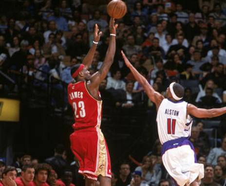 הפך מילד לגבר במשחק שסימל את השנים הבאות עבורו ועבור הקאבס. לברון ג'יימס (GETTY)