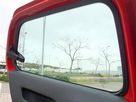 הנעילה בחלון. פלסטיק פשוט שנפל קורבן לפגיעה לא מכוונת