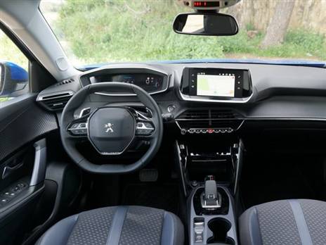 סביבת הנהגה דיגיטלית ומאופיינית בעיצוב ספורטיבי. תנוחת הנהיגה אינה גבוהה מאוד ושדה הראיה טוב אבל אינו מושלם. גלגל ההגה ממשיך מאז ה-208 ועשוי להסתיר את לוח המחוונים, אבל גם בצד הארגונומי חל שיפור משמעותי מאז אמצע העשור הקודם. איכות החומרים גבוהה מאוד, אולי הטובה ביותר בקבוצה