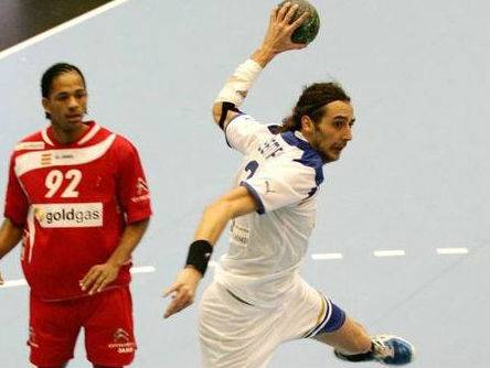 במדי הנבחרת (צילום: דוד פליגל, באדיבות איגוד הכדוריד)