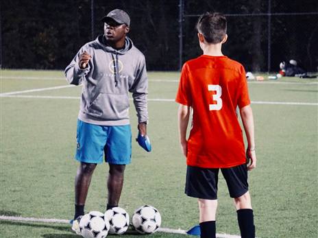 אדו בנעליים של המאמן. (חשבון הטוויטר הרשמי של פרדי אדו)