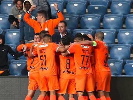 במועדון מעריכים: המו"מ על הקיצוצים לא יתארך (צילום: אלן שיבר)