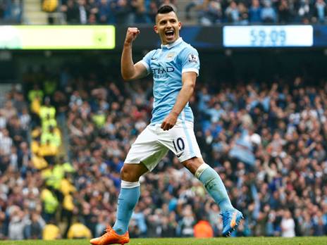 אגוארו התעקש להמשיך לשחק על אף שנפצע במהלך המשחק (GETTY)