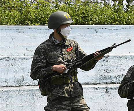 10 מ-10 במטווחים וראשון במבדקי כושר מתוך 157 חיילים. סון (GETTY)