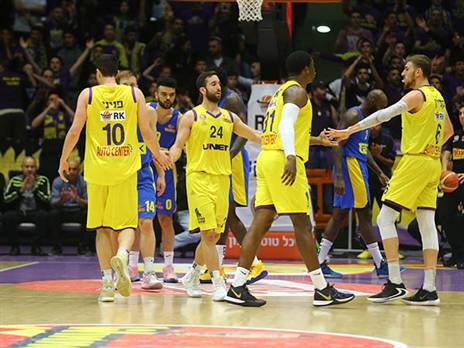 "נעשה הכל כדי לסיים את העונה בכבוד". שחקני חולון (צילום: לירון מולדובן)