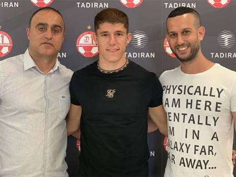 דדיה במעמד החתימה עם סוכנו בועז גורן (באדיבות הפועל ב"ש)