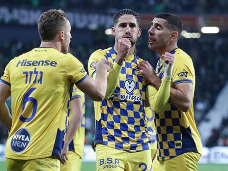 יונתן כהן חוגג בסמי עופר. זה הכדורגל! (אלן שיבר)