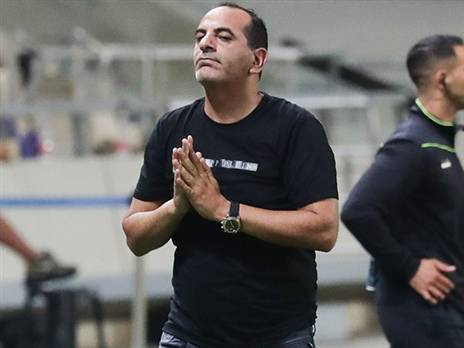 איכשהו, עדיין תלויים בעצמם. רפואה (צילום: דני מרון)