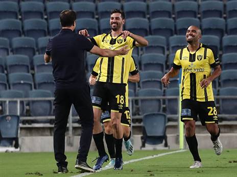 השחקנים מחבקים, בבית"ר לא בטוחים שזה מספיק (דני מרון)