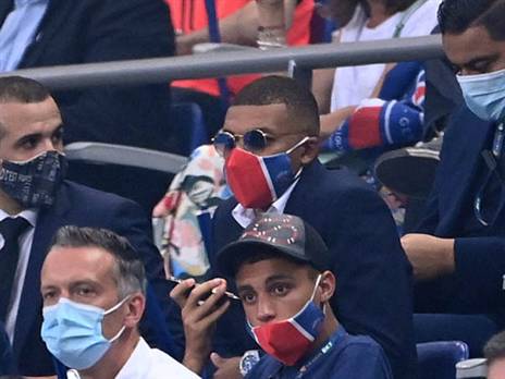 חמוש במסיכה אופנתית ותואמת, אמבפה ביציע (getty)