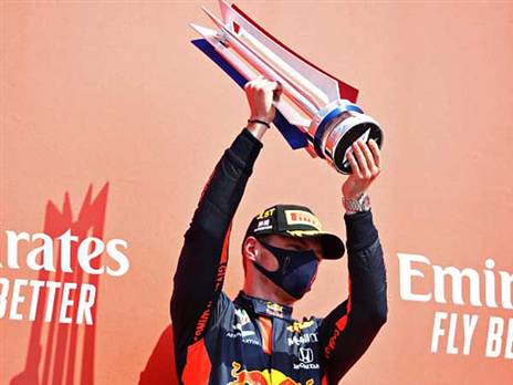 ואז מניף את התואר (getty)