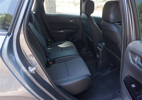 מרחב נוסעים בשורה שתיים. נדיר בגודלו