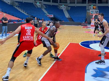 בראון במשחק ההכנה מול הפועל ת"א (צילום באדיבות הפועל ירושלים, האתר הרשמי)