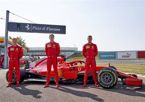 מיק שומאכר, קאלום אליוט ו-רוברט שוורצמן במסגרת מבחנים על מכונית הפורמולה 1 של פרארי בפיורנו (צילום: פרארי, יצרן)