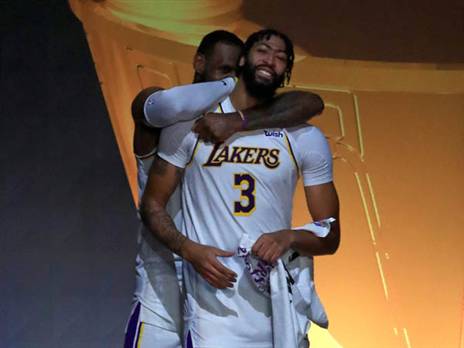 "בטוח שהוא יישאר". דייויס יחד עם לברון (getty)