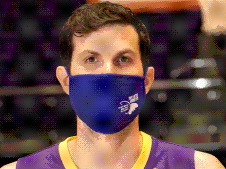 גיא פניני עם המסכה. (דודי אוחיון, הפועל חולון)