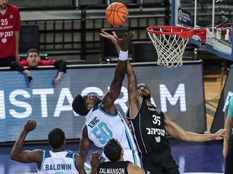 תומאס. ירושלים התחילה לברוח ברבע השני (FIBA)