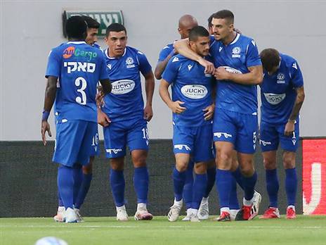 פ"ת ראשונה בטבלה. (אודי ציטיאט)