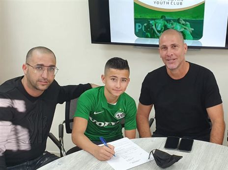 שמש במעמד החתימה (באדיבות מכבי חיפה)