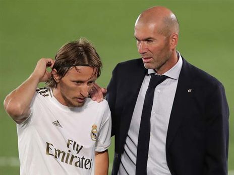 עם זיזו. המאמן שלו על הדשא (Getty)