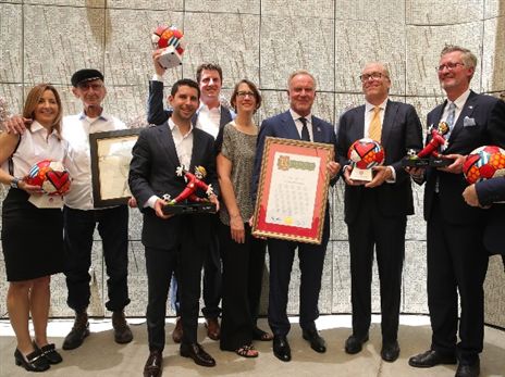 קרל היינץ רומיניגה עם משפחות הניספים (Getty)