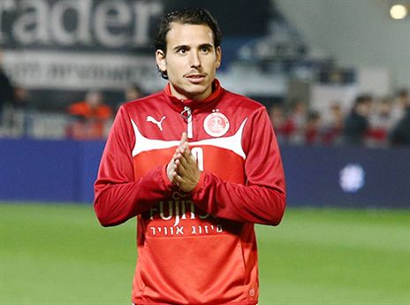 אסולין במדי הפועל ת"א. לא הצליח להראות את הכישרון שלו גם בארץ (אלן שיבר)