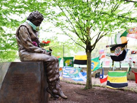 האנדרטה לזכרו של איירטון סנה ליד המסלול