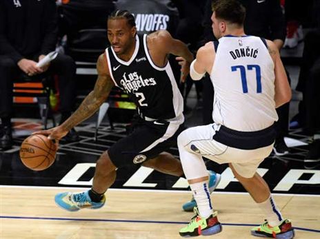 קרב ענקים (Getty)