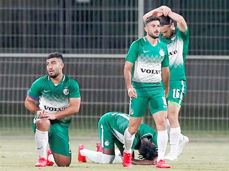 ינסו לתקן את האכזבה מק"ש. שחקני חיפה בסיום המשחק (צילום: אלן שיבר)