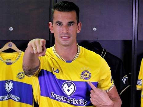 בכלל לא בטוח שהוא נשאר, למרות שהאופציה מומשה. הרננדס (האתר הרשמי)