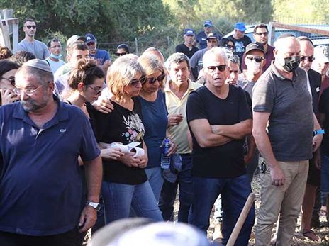 עשרות אנשים הגיעו לחלוק לאוחיון כבוד (צילום: מאור אלקסלסי)