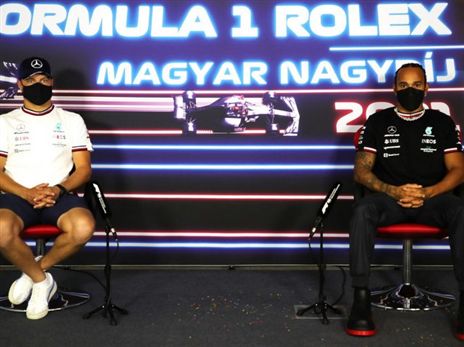 המילטןן ו-בוטאס במסגרת מסיבת העתונאים לפני תחילת מקצה האימונים