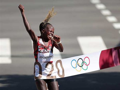 ג'פצ'ירצ'יר חוצה את קו הסיום ראשונה (getty)