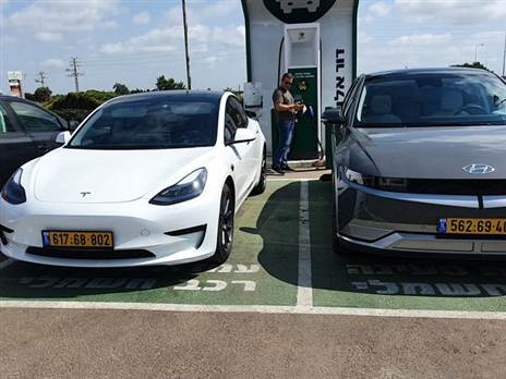 יונדאי איוניק-5 לצד טסלה מודל 3