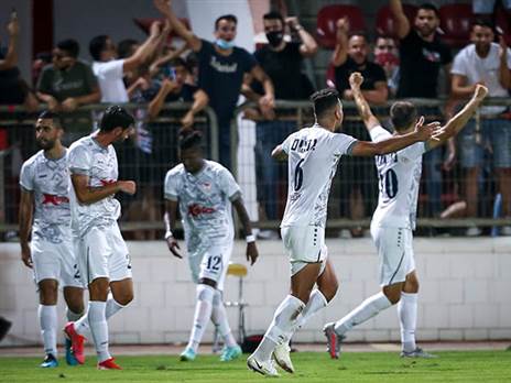 ימשיכו את המומנטום? שחקני סכנין חוגגים (צילום: מאור אלקסלסי)