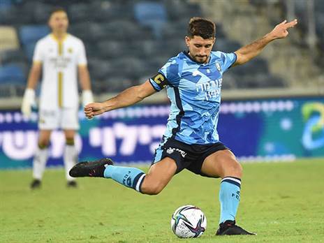 עונה אחרונה על הדשא. כהן (צילום: ברני ארדוב)