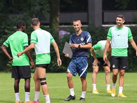 צופה בתרגילים מהליגות הנמוכות בגרמניה. וייזינגר באימון (האתר הרשמי של מכבי חיפה)