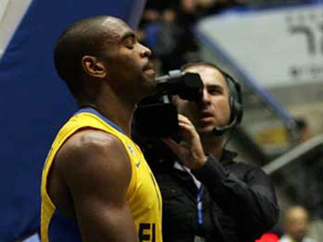 שיחק במכבי בעונת 09/10. אנדרסון