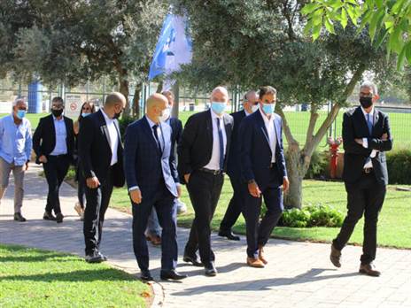 אינפנטינו בביקורו (פתאל טרמינל)